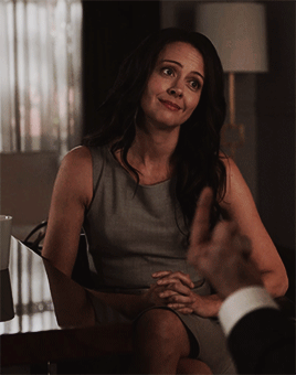 Amy Acker in Suits 8x07