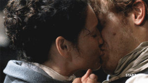 Claire and Jamie kiss
