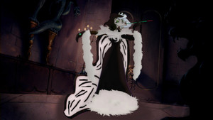  Cruella De Vil's Black and White Outfit