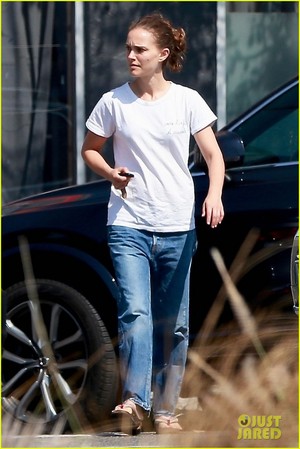  Natalie Portman candids in Los Feliz
