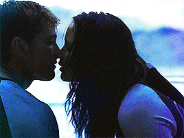  Peeta/Katniss Gif - Catching feu plage Kiss