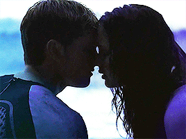  Peeta/Katniss Gif - Catching fogo de praia, praia kiss