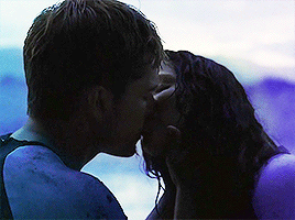  Peeta/Katniss Gif - Catching feuer strand KISS