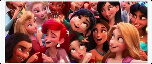 Princesses takes wefie - Wreck it Ralph 2