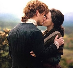  Jamie and Claire kiss - Season 4
