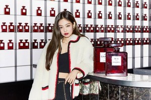  Jennie Visited CHANEL Red Museum at Gangnam Station