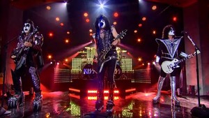  Kiss on The Late Late montrer with James Corden