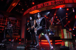  kiss on The Late Late mostrar with James Corden