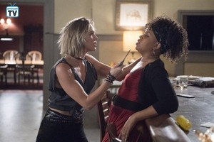  Midnight, Texas "Drown The Sadness In Chardonnay" (2x05) promotional picture