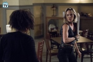  Midnight, Texas "Drown The Sadness In Chardonnay" (2x05) promotional picture