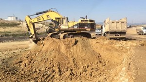  PT Amir Hajar Kilsi Cat 375 Excavator लोडिंग Trucks 326
