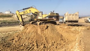  PT Amir Hajar Kilsi Cat 375 Excavator đang tải Trucks 327