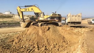  PT Amir Hajar Kilsi Cat 375 Excavator लोडिंग Trucks 329