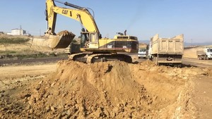  PT Amir Hajar Kilsi Cat 375 Excavator đang tải Trucks 332