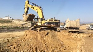  PT Amir Hajar Kilsi Cat 375 Excavator đang tải Trucks 334