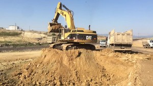  PT Amir Hajar Kilsi Cat 375 Excavator लोडिंग Trucks 336