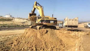  PT Amir Hajar Kilsi Cat 375 Excavator đang tải Trucks 337