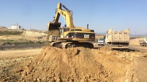 PT Amir Hajar Kilsi Cat 375 Excavator लोडिंग Trucks 340