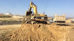 PT Amir Hajar Kilsi   Cat 375 Excavator Loading Trucks 341