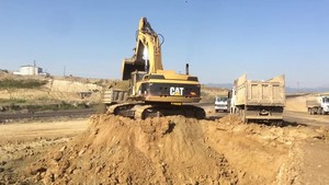  PT Amir Hajar Kilsi Cat 375 Excavator লোড হচ্ছে Trucks 342