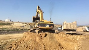  PT Amir Hajar Kilsi Cat 375 Excavator লোড হচ্ছে Trucks 343