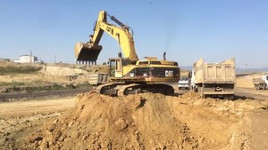  PT Amir Hajar Kilsi Cat 375 Excavator লোড হচ্ছে Trucks 345