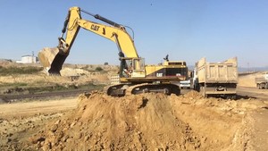  PT Amir Hajar Kilsi Cat 375 Excavator লোড হচ্ছে Trucks 347