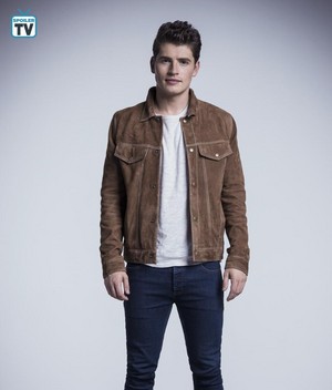  Runaways Season 2 Official Picture - Chase Stein