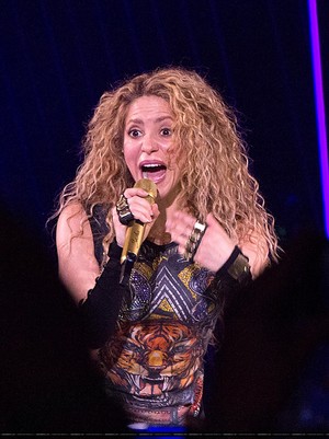  Shakira performs in London [June 11]