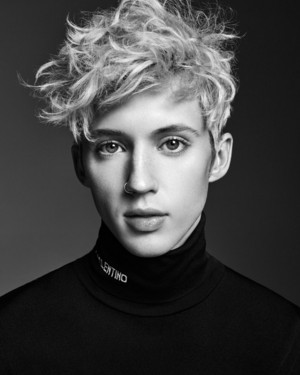 Troye is so gorgeous, it hurts♥
