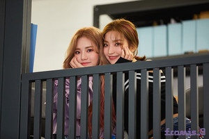  'From.9' जैकेट behind - Jiwon and Saerom