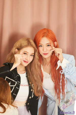  'From.9' جیکٹ behind - Seoyeon and Chaeyoung