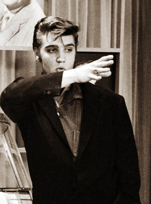  Elvis at the Wink Martindale’s Teenage Dance Party दिखाना (June 16, 1956)