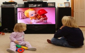  Kids watching Nutcracker 幻想 on the TV