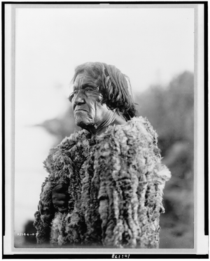  Mohave man wearing gewaad, kleed of rabbit skin ~Curtis 1907