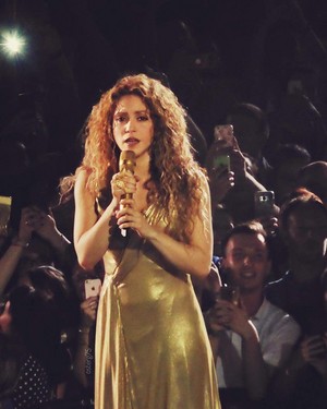  Shakira performs in Paris (June 13)