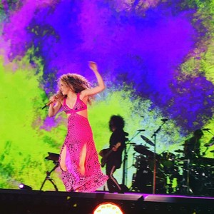  Shakira performs in Paris (June 13)