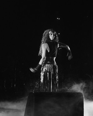  শাকিরা performs in Paris (June 13)