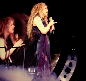  শাকিরা performs in Paris (June 13)