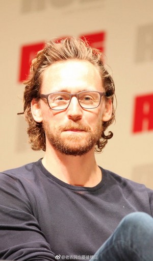  Tom Hiddleston at ACE Comic Con. (Via Torrilla)