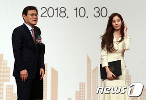  181030 Seohyun receiving The Prime Minister Citation