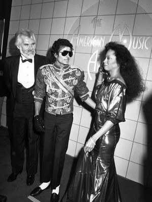  Backstage At The 1984 American موسیقی Awards