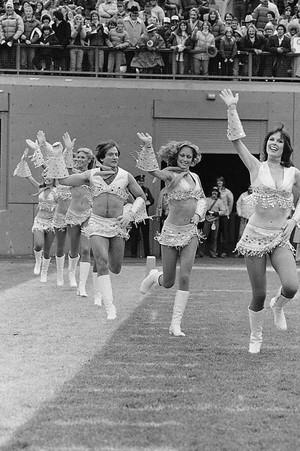  Robin Williams as a Denver Broncos cheerleader for Mork and Mindy (1980)