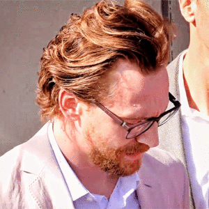  Tom Hiddleston signs autographs for fan outside Jimmy Kimmel Live
