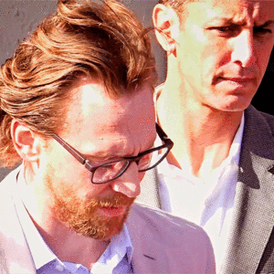  Tom Hiddleston signs autographs for 粉丝 outside Jimmy Kimmel Live