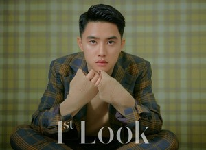  1st Look magazine with their pet chó