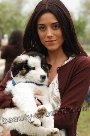  Cansu Dere with a small dog