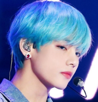 KIM TAEHYUNG with blue hair💙💙💙💜💜💜 Blue is my favourite colour and v  is my bias 💖💖❤💙💜😍 | ARMY's Amino