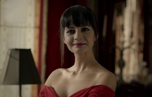  Zeynep Kose with a red dress