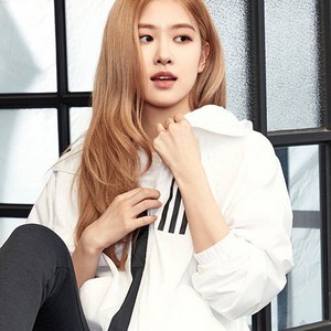  Rosé Looks Cool and Classy for Adidas W.N.D koti, jacket